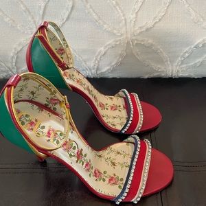 Gucci
Multicolor Leather Ilse Crystal Embellished Size 41
Sandals